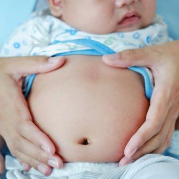 5 Tips Đơn Giản – Giúp Mẹ “Giải Cứu” Bé Khi Bị Đầy Hơi, Ọc Sữa, Trớ Sữa Sau Khi Bú